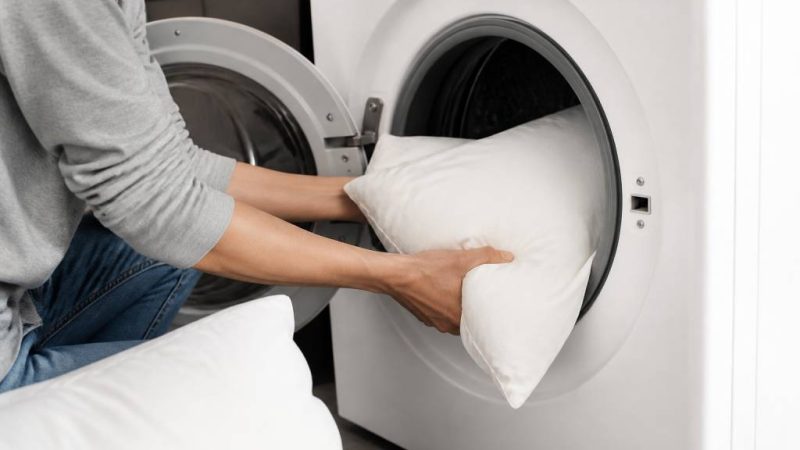 Comment laver coussins : méthodes efficaces pour préserver leur confort et leur hygiène
