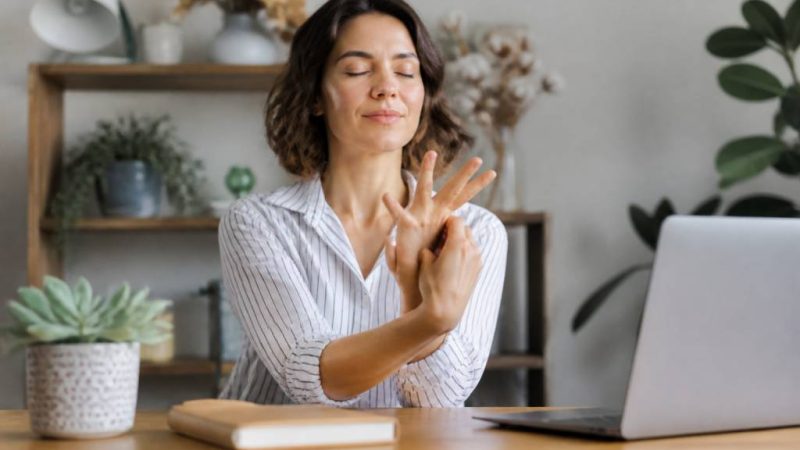 7 exercices de yoga des mains pour soulager les tensions et améliorer la mobilité